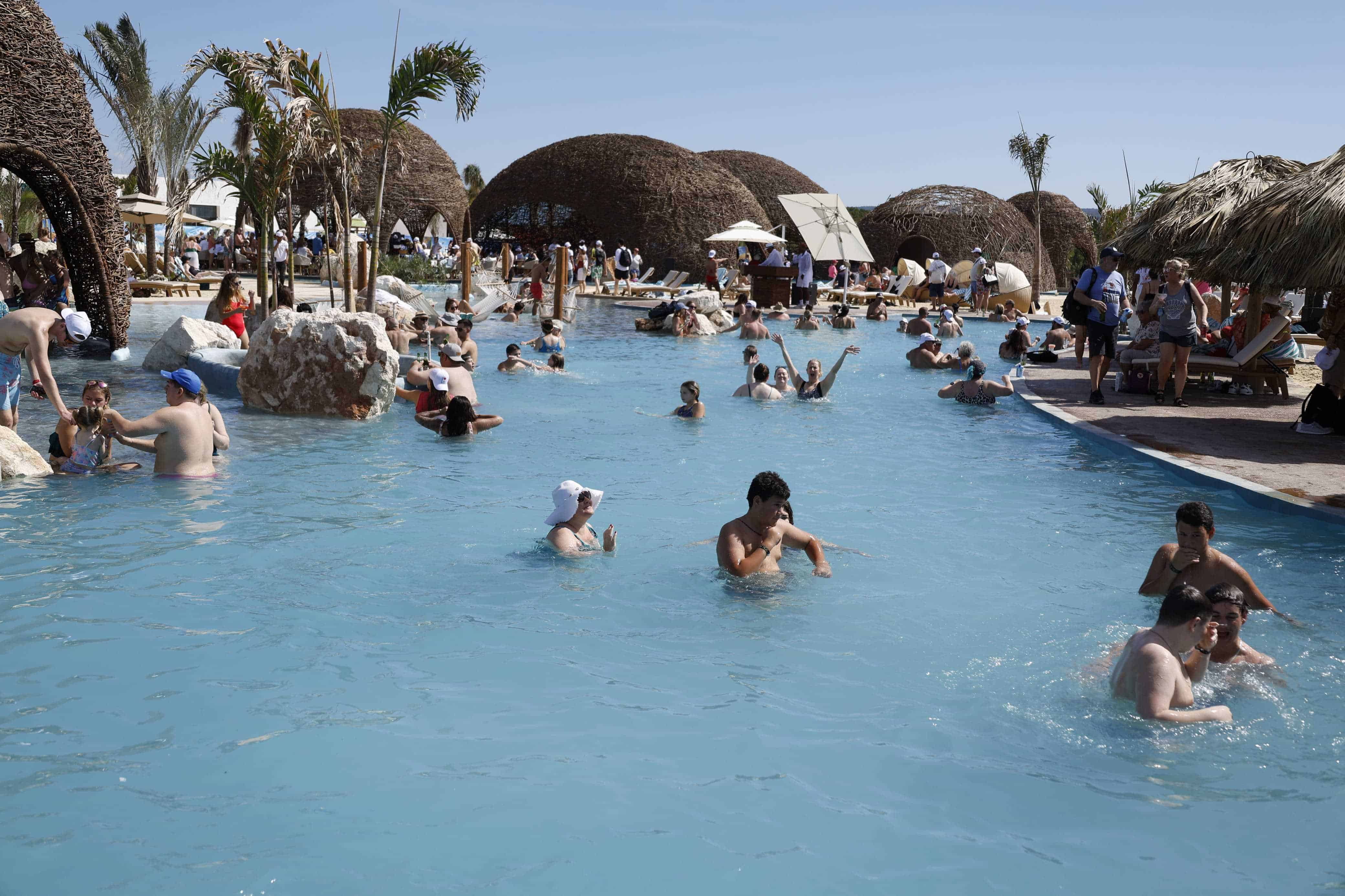 Turistas disfrutan de las nuevas instalaciones del Puerto Cabo Rojo, el 4 de enero del 2024.