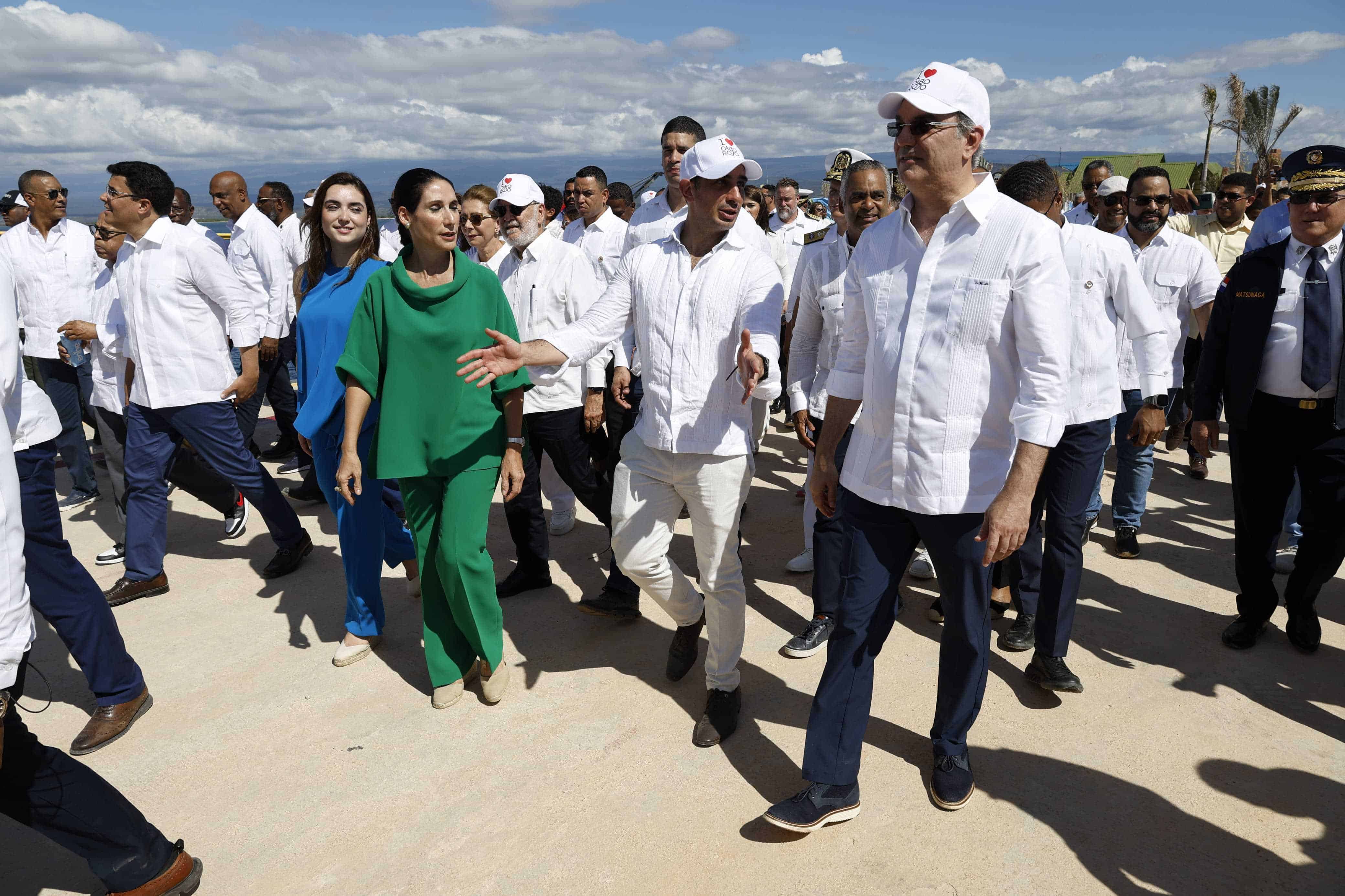 El presidente Luis Abinadir camina con una comitiva por el nuevo Puerto Cabo Rojo, el 4 de enero del 2024.