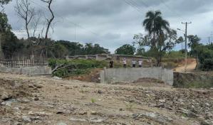 Comunitarios de Loma de Cabrera exigen construcción de carreteras, play y club