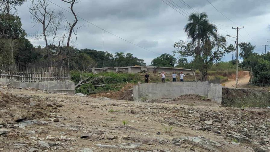 Comunitarios de Loma de Cabrera exigen construcción de carreteras, play y club