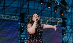 Melody Astacio se destaca durante presentación en Batalla de la Fe