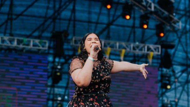 Melody Astacio se destaca durante presentación en Batalla de la Fe