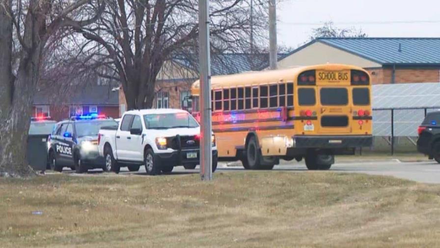 Policía confirma múltiples víctimas de bala en un tiroteo en escuela de Iowa, EE.UU.