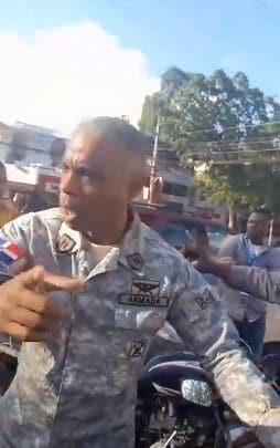 Video | Oficial de la Armada discute con agentes por norma de tránsito