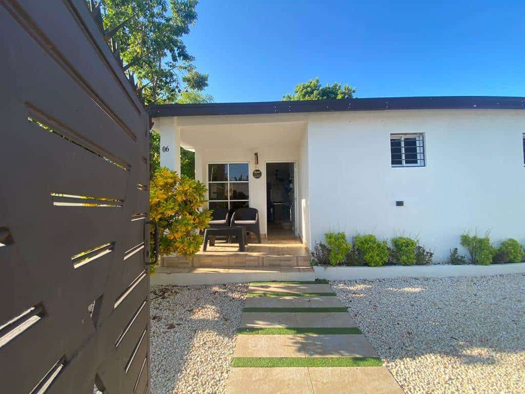 Casa remodelada por Wendy Tiburcio para alquilarla por Airbnb en Pedernales.