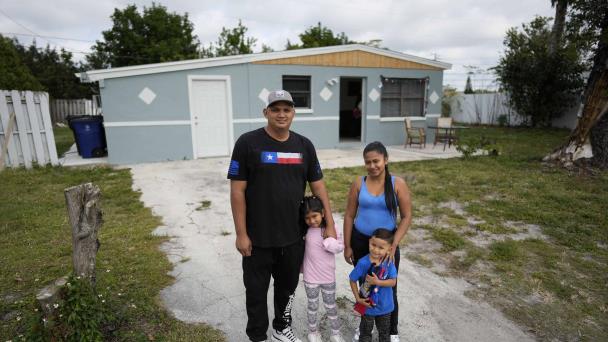Algunos migrantes llegan legalmente a EE.UU. a través de un nuevo programa