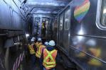 Continúan tareas de reacomodo de trenes tras choque en metro de NY
