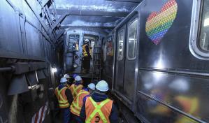 Continúan tareas de reacomodo de trenes tras choque en metro de NY