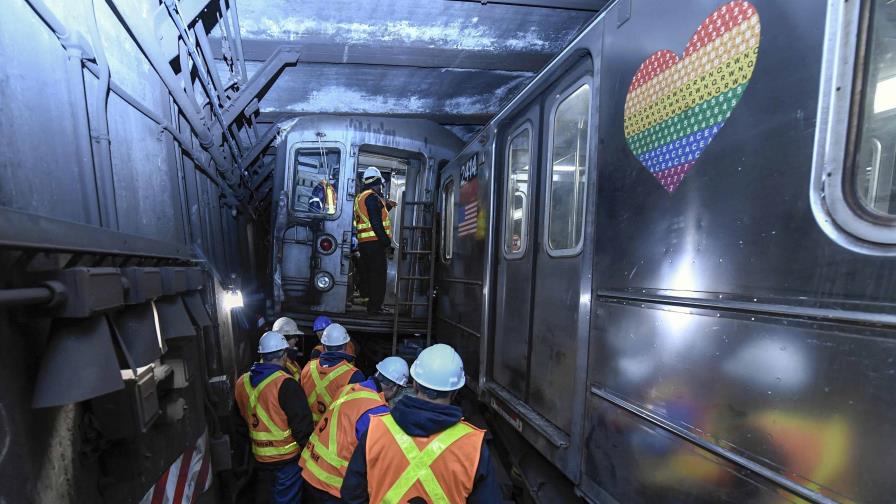 Continúan tareas de reacomodo de trenes tras choque en metro de NY