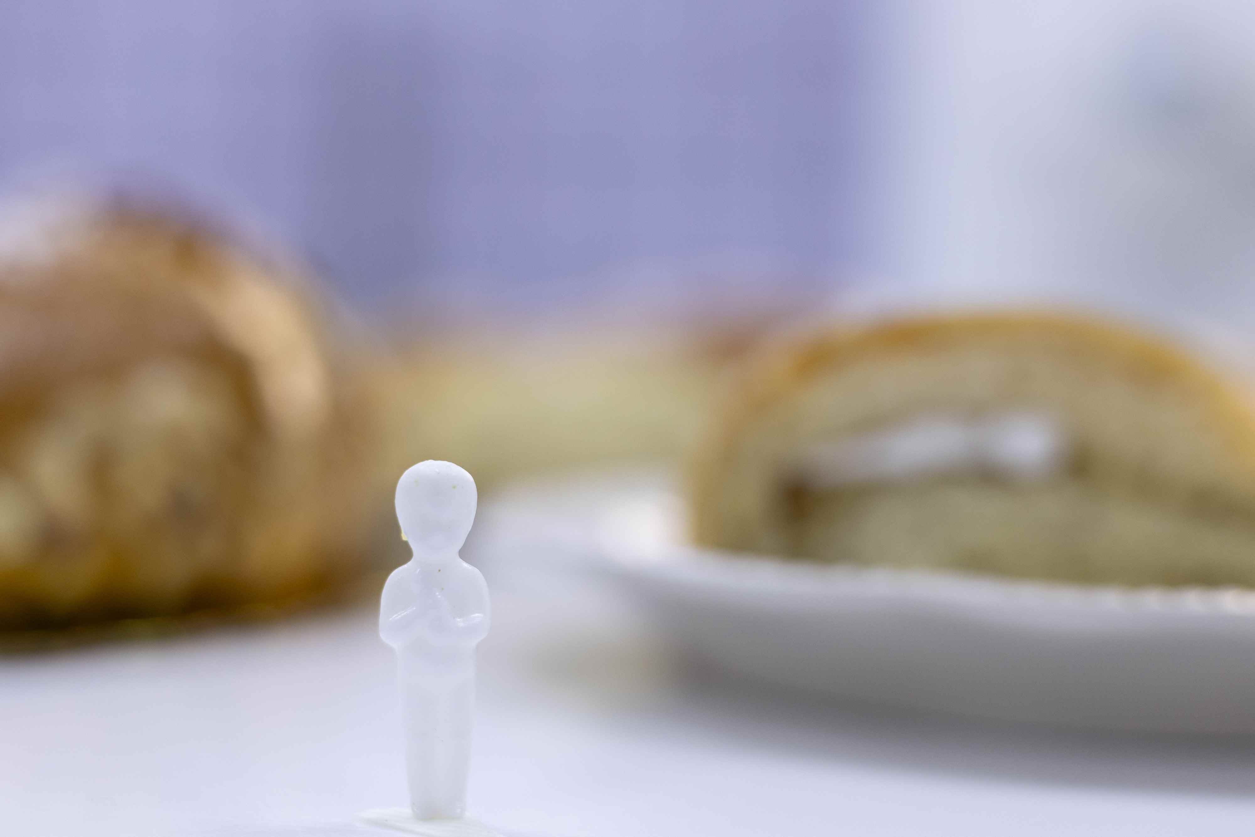 Figura del Niño Jesús que se introduce en la rosca de Reyes.