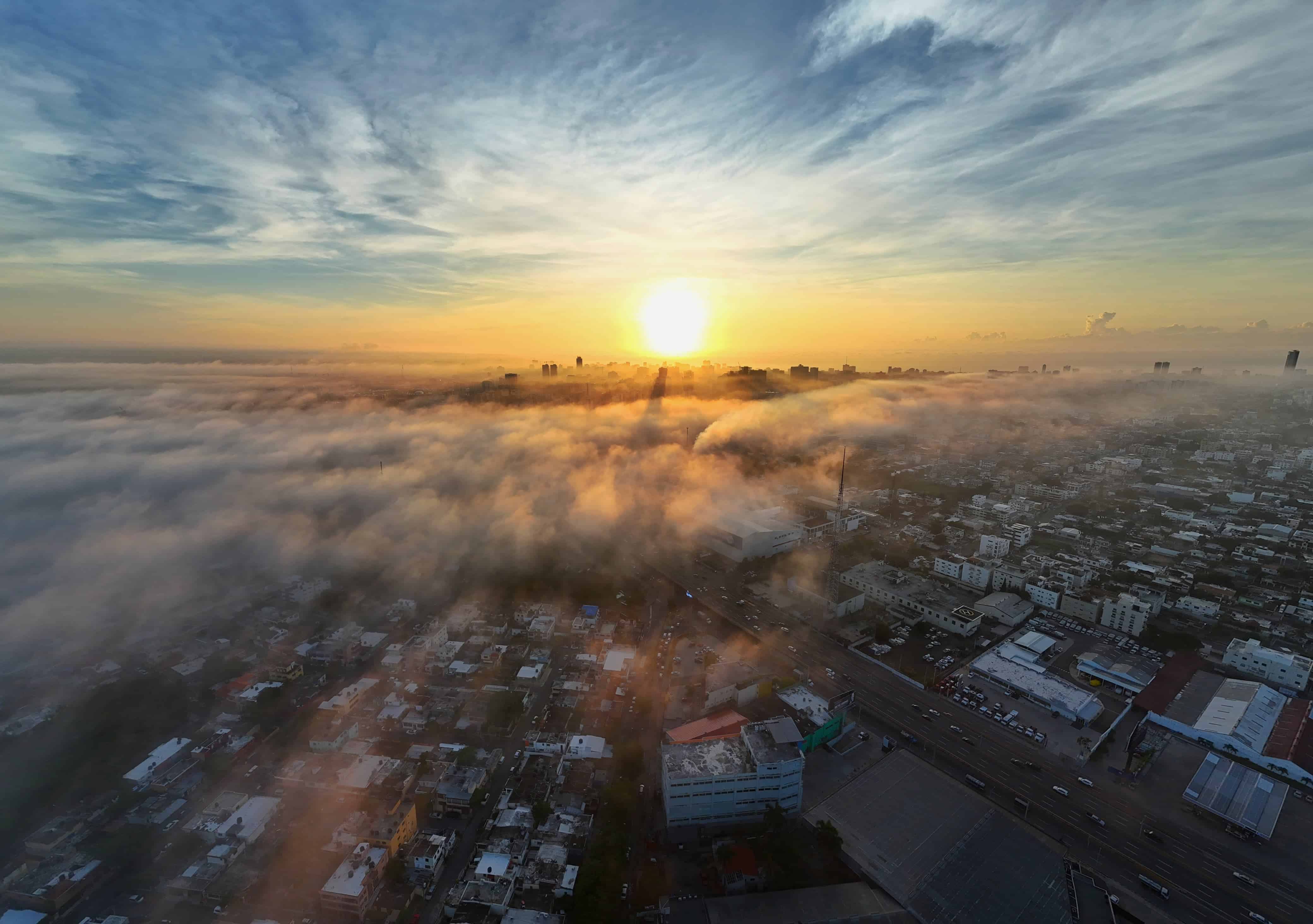 Combinado con la salida del sol, la niebla que cubrió la ciudad de Santo Domingo ofreció un espectáculo hermoso.