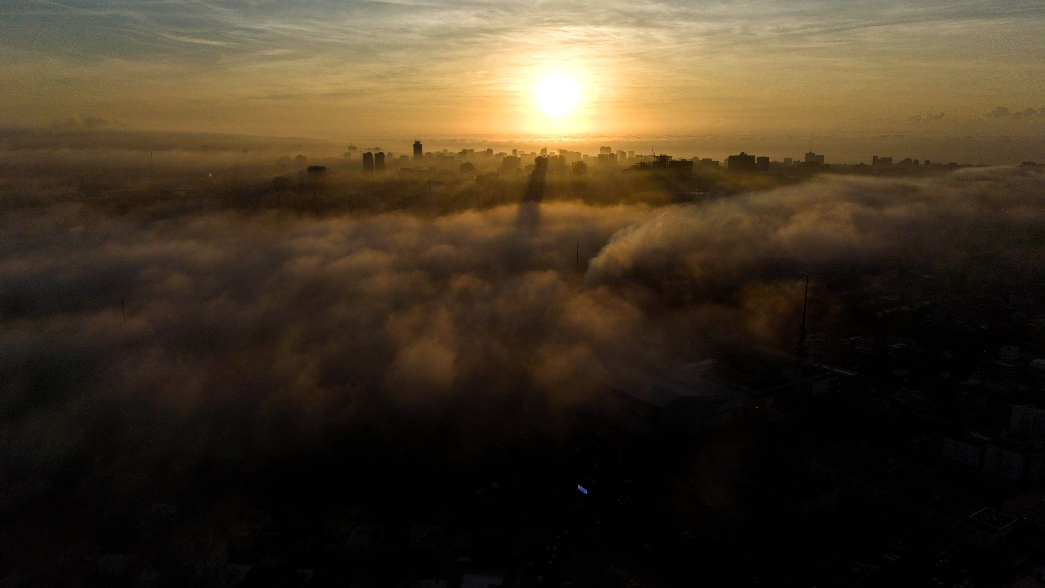 El perfil de la ciudad de Santo Domingo finamente dibujado por la niebla y la salida del sol.