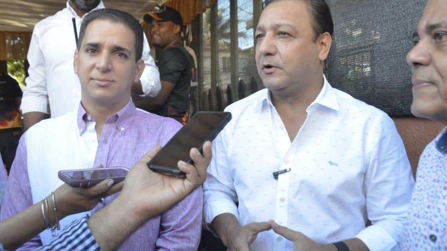 Abel Martínez realiza recorrido con candidatos municipales de Santiago