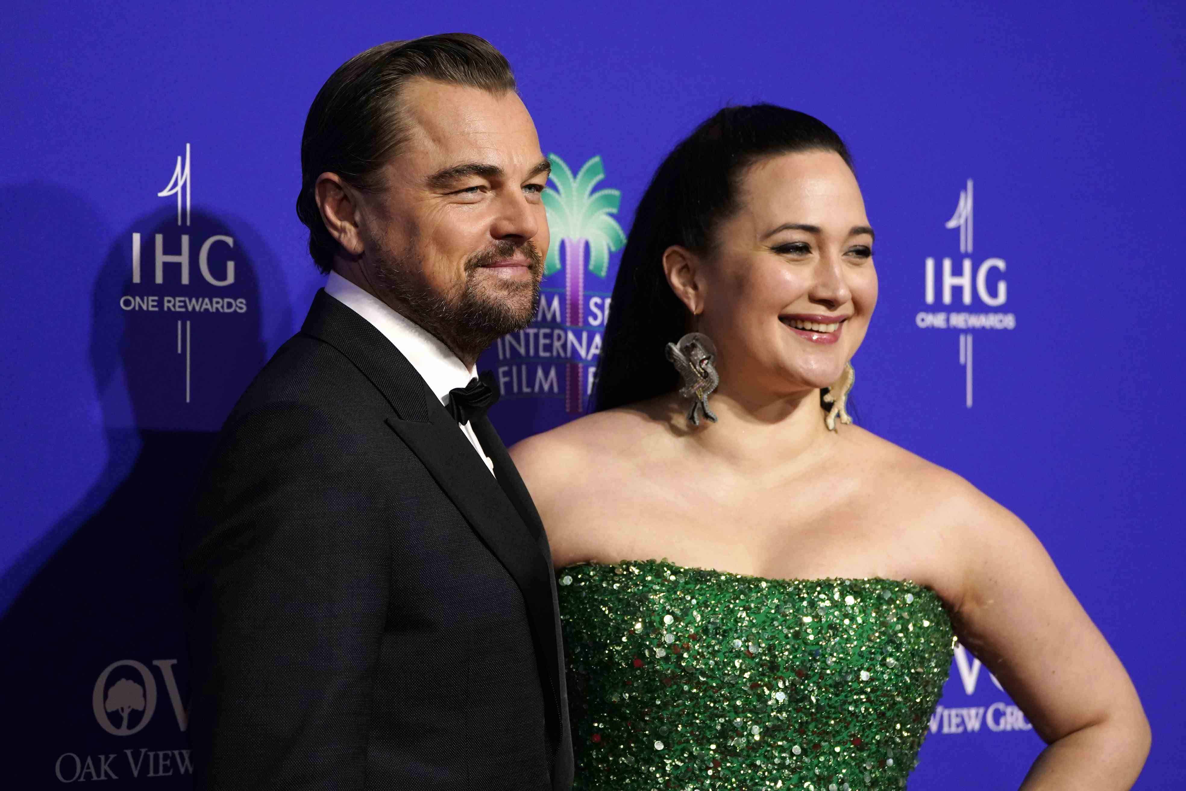 Leonardo DiCaprio, izquierda, y Lily Gladstone llegan a la 35a edición anual del Festival de Internacional de Cine de Palm Springs.