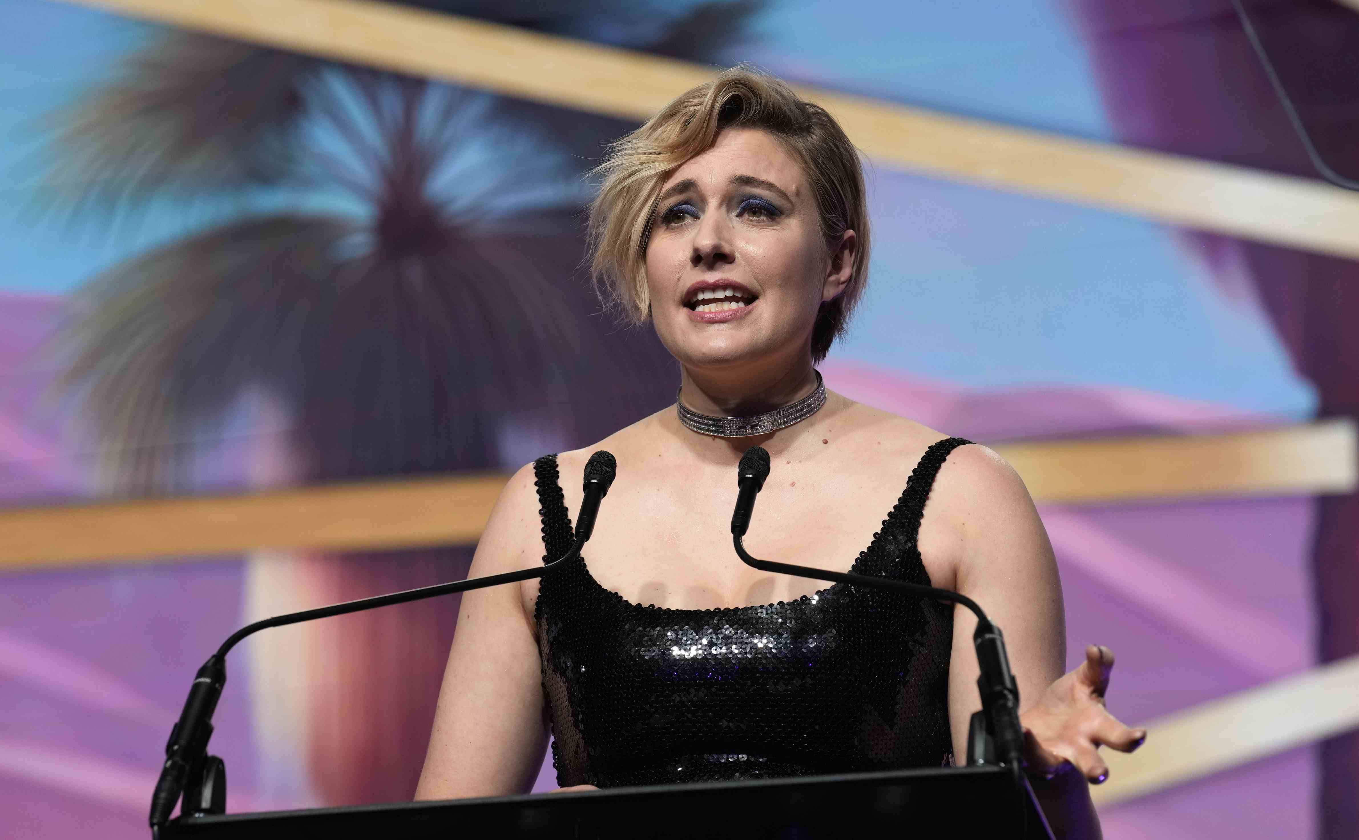 Greta Gerwig recibe el premio a la directora del año por Barbie en la 35a edición anual del Festival de Internacional de Cine de Palm Springs.