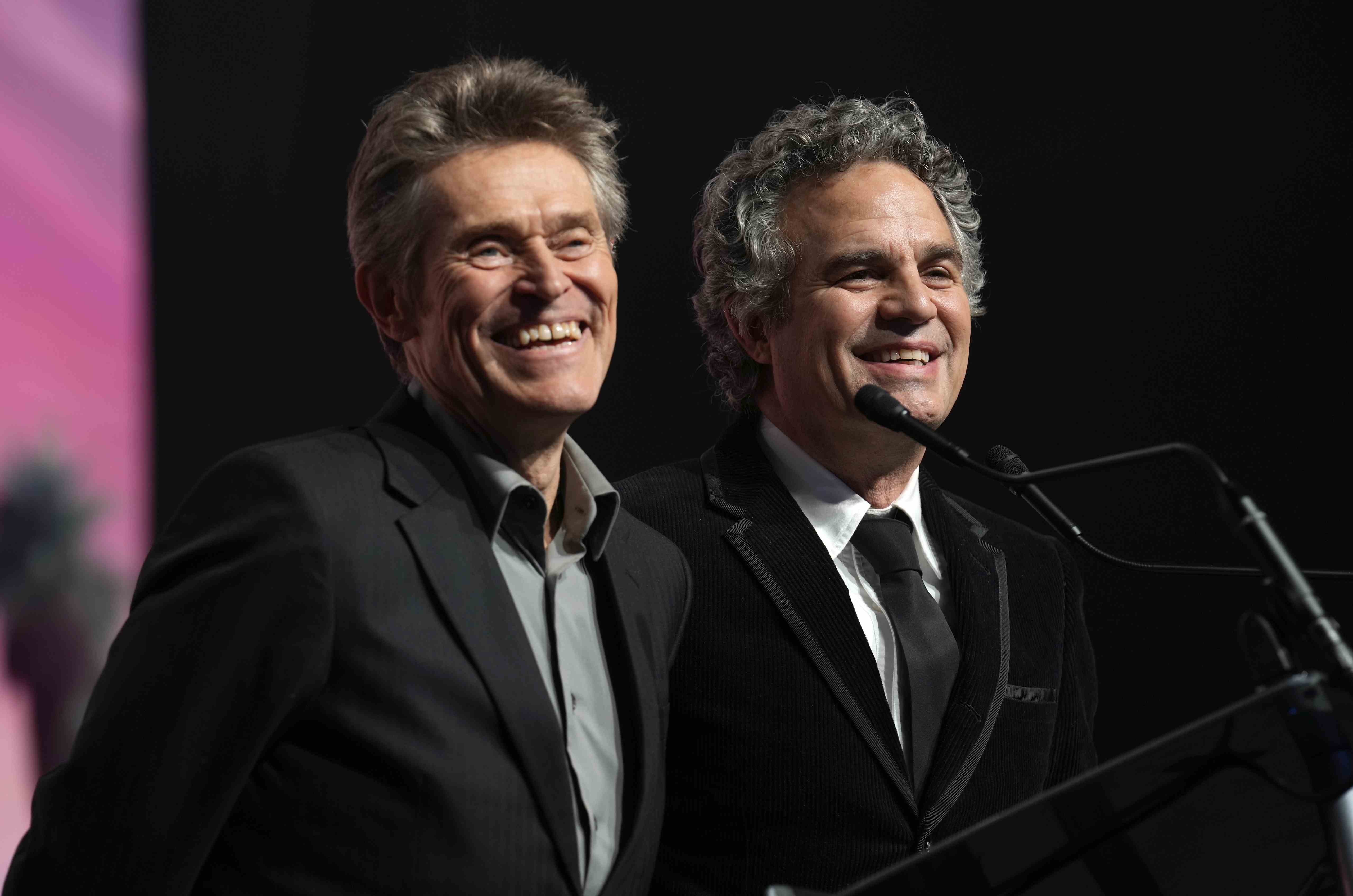 Willem Dafoe, izquierda, y Mark Ruffalo presentan el premio al mérito para una actriz en la 35a edición anual del Festival de Internacional de Cine de Palm Springs.