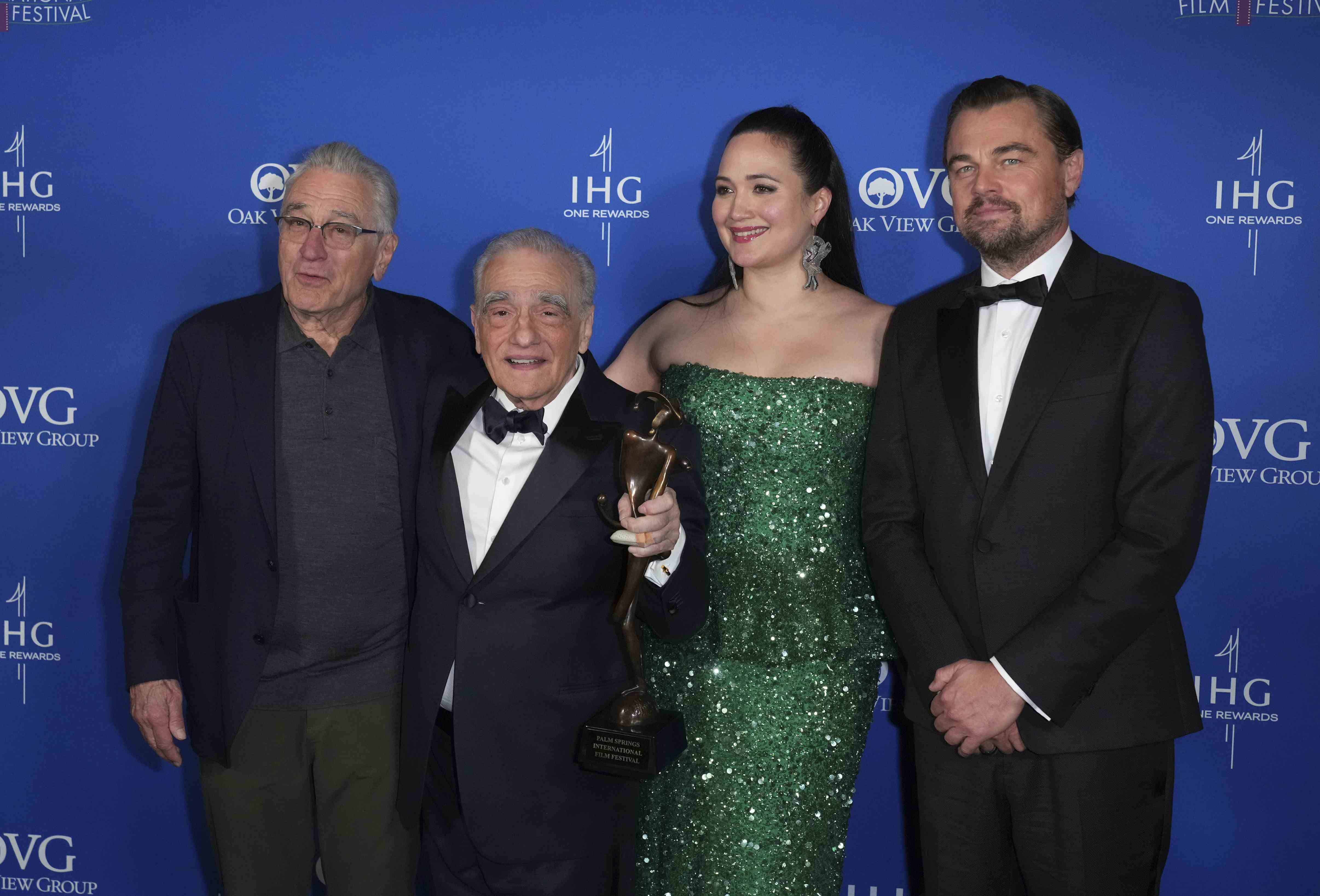 Robert De Niro, de izquierda a derecha, Martin Scorsese, Lily Gladstone, y Leonardo DiCaprio, ganadores del premio vanguardia por Killers of the Flower Moon, posan en la sala de prensa de la 35a edición anual del Festival de Internacional de Cine de Palm Springs.