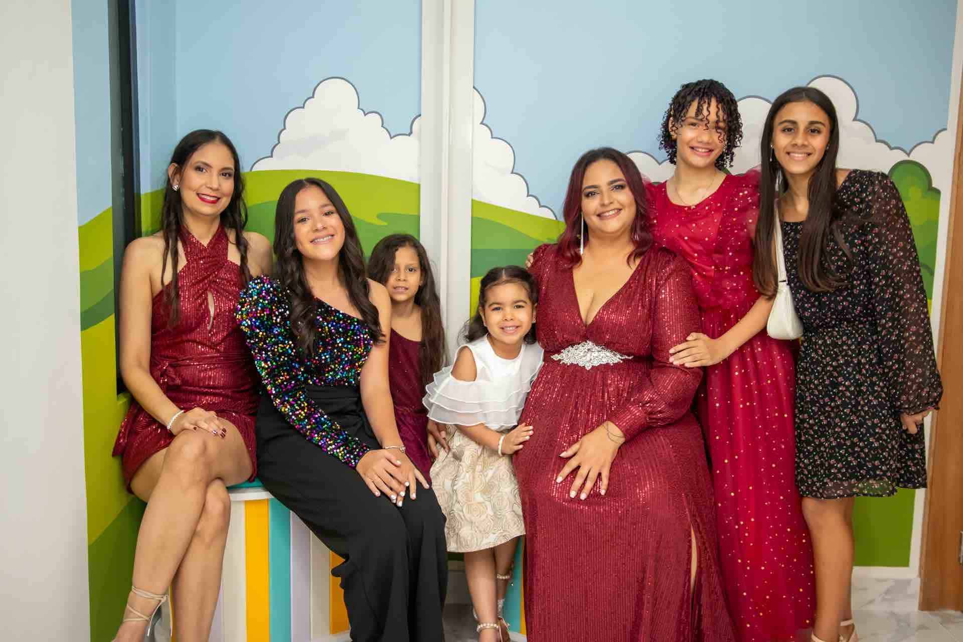 Rocio Matos, Amelia Peralta, Alaya García, Estela Peralta, Kirsys García, Agatha Peralta y Zarina Hernández.