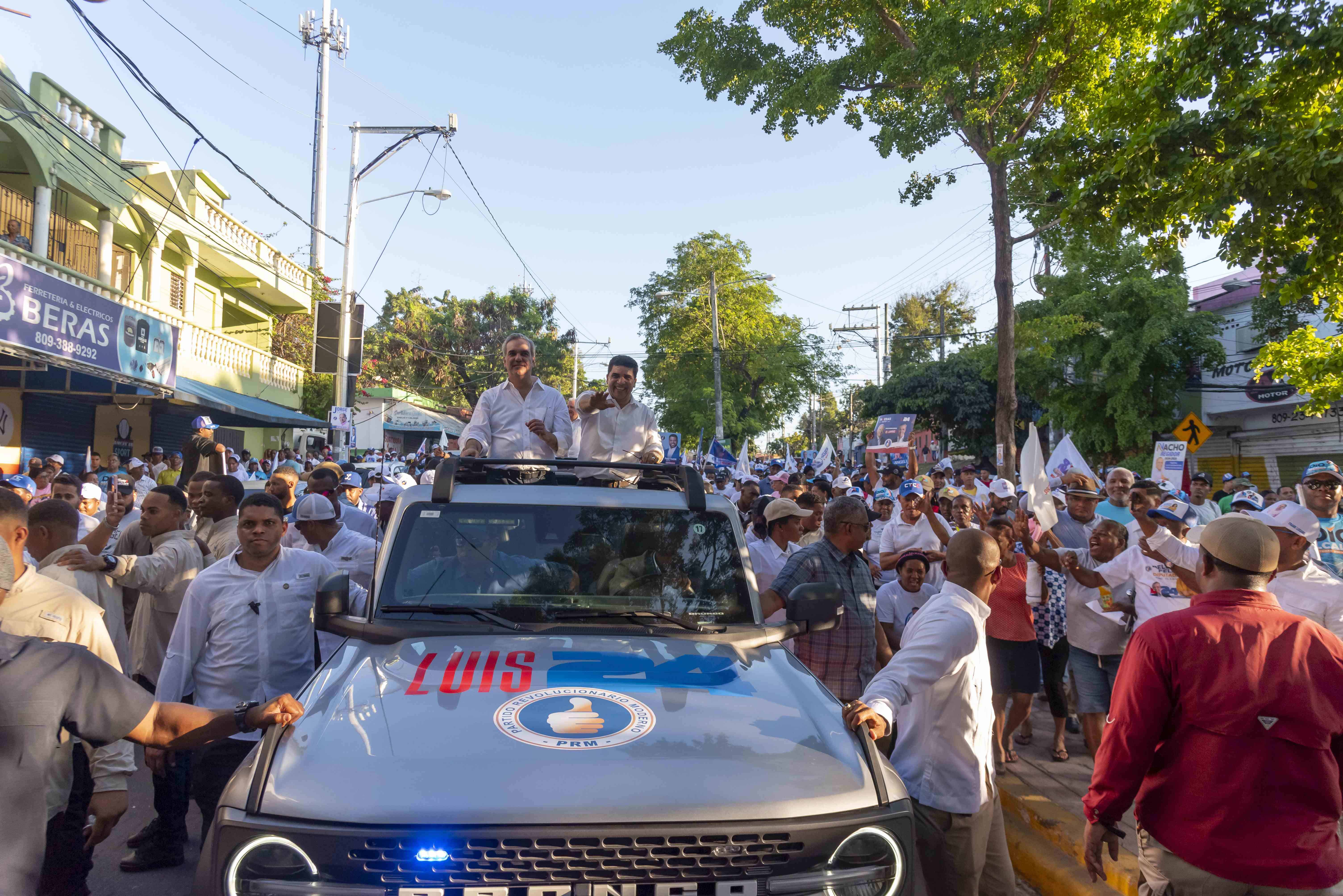 Abinader y el candidato a alcalde Dio Astacio en un recorrido por Santo Domingo Este.