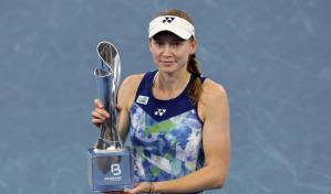 Rybakina domina a Sabalenka en la final de Brisbane y conquista el sexto título de su carrera