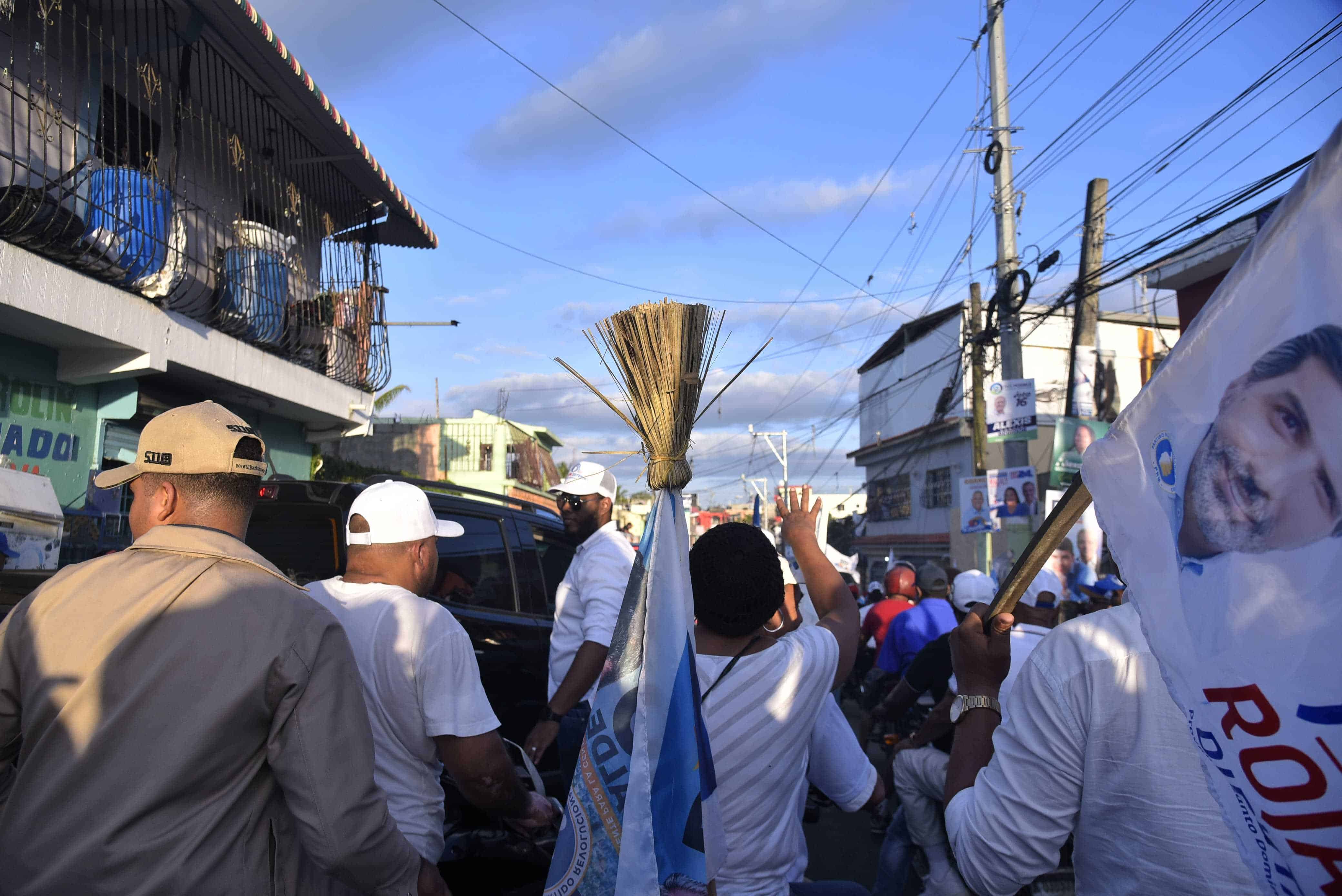 Militantes del PRM durante la caravana en Santo Domingo Este.