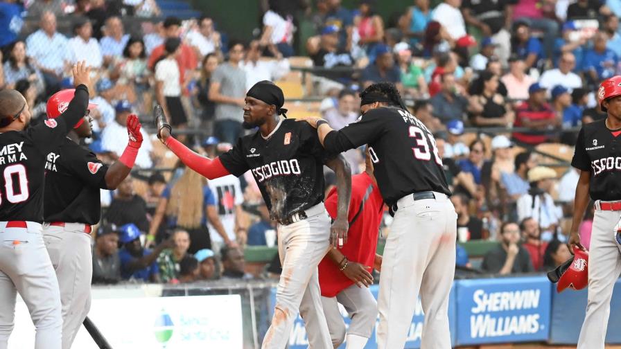 El Escogido maltrata el pitcheo azul y se acerca a un partido del segundo puesto