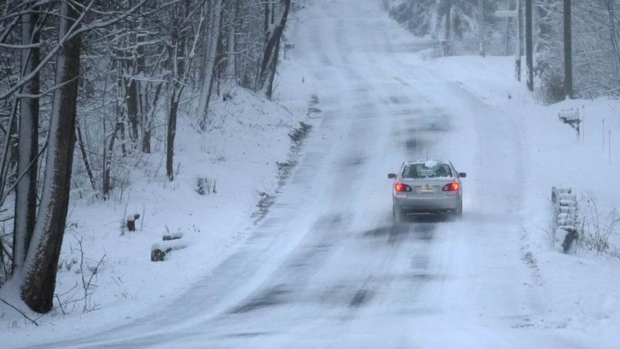 Fuerte tormenta arroja nieve y lluvia helada al noreste de Estados Unidos