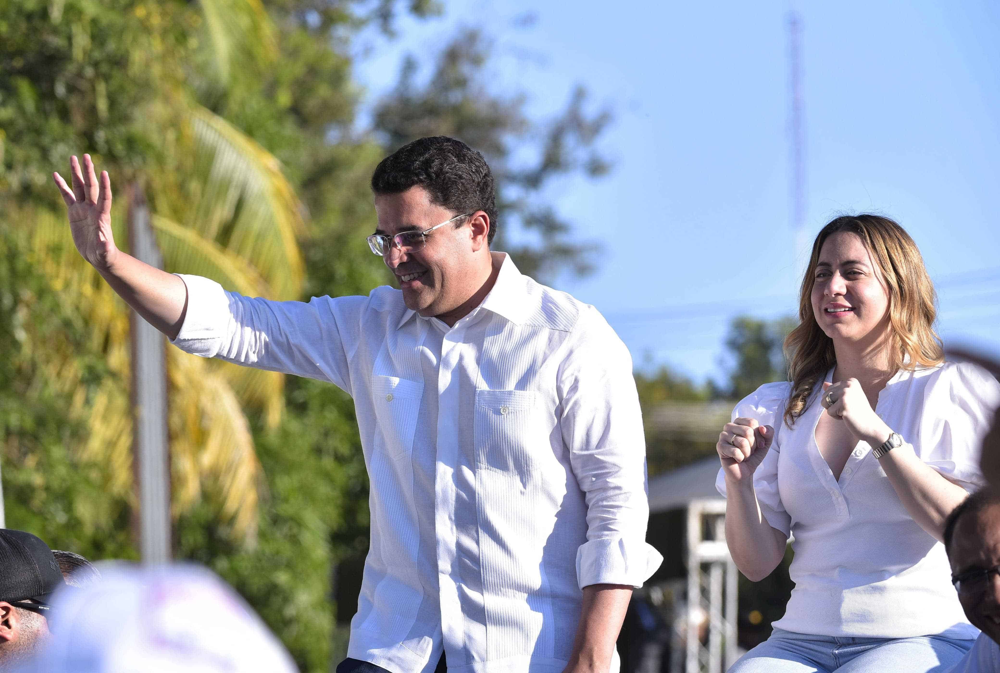  El ministro de Turismo, David Collado, y la directora de Supérate, Gloria Reyes, se unieron al recorrido. 