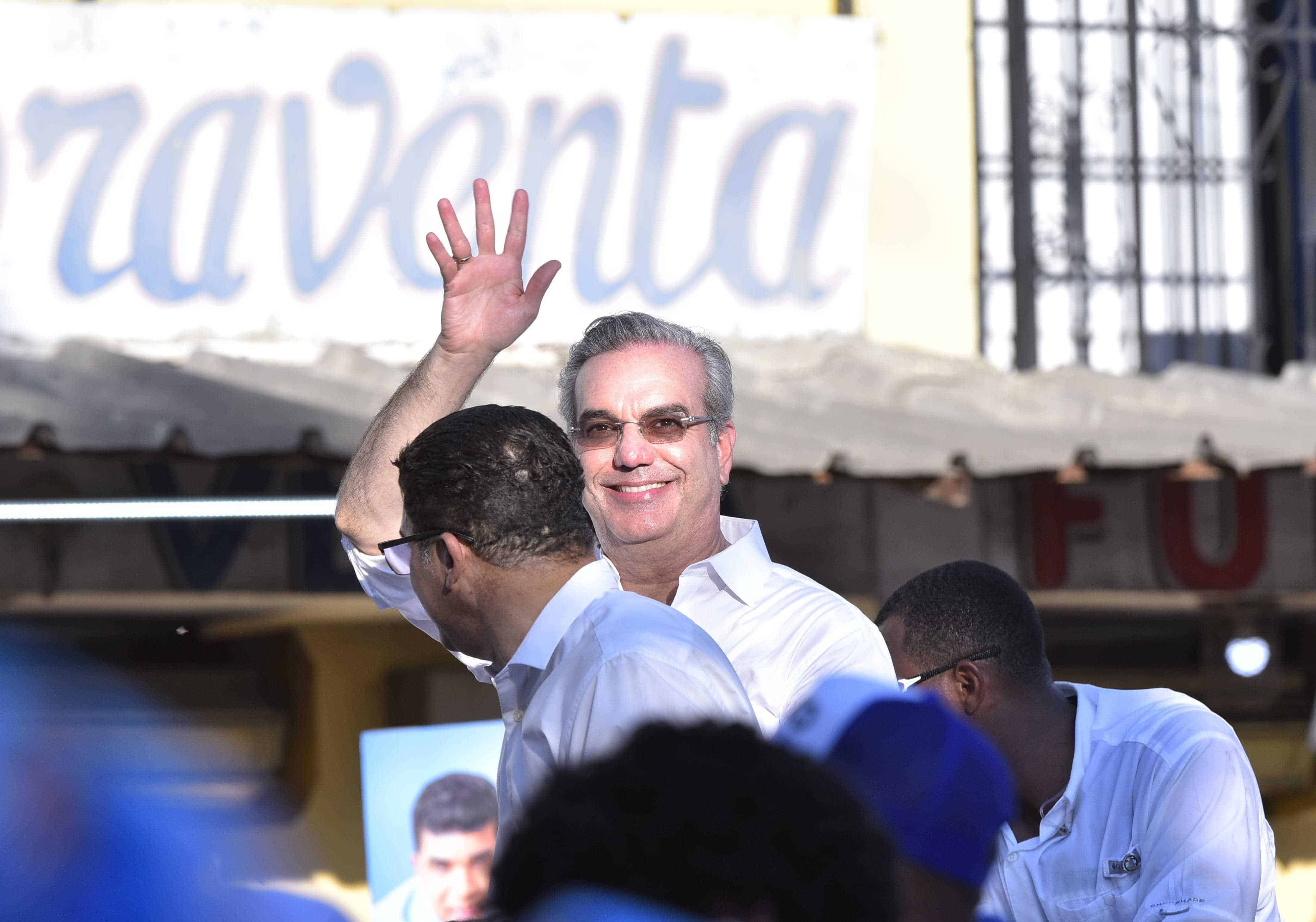 El presidente Luis Abinader sonriente durante el recorrido.