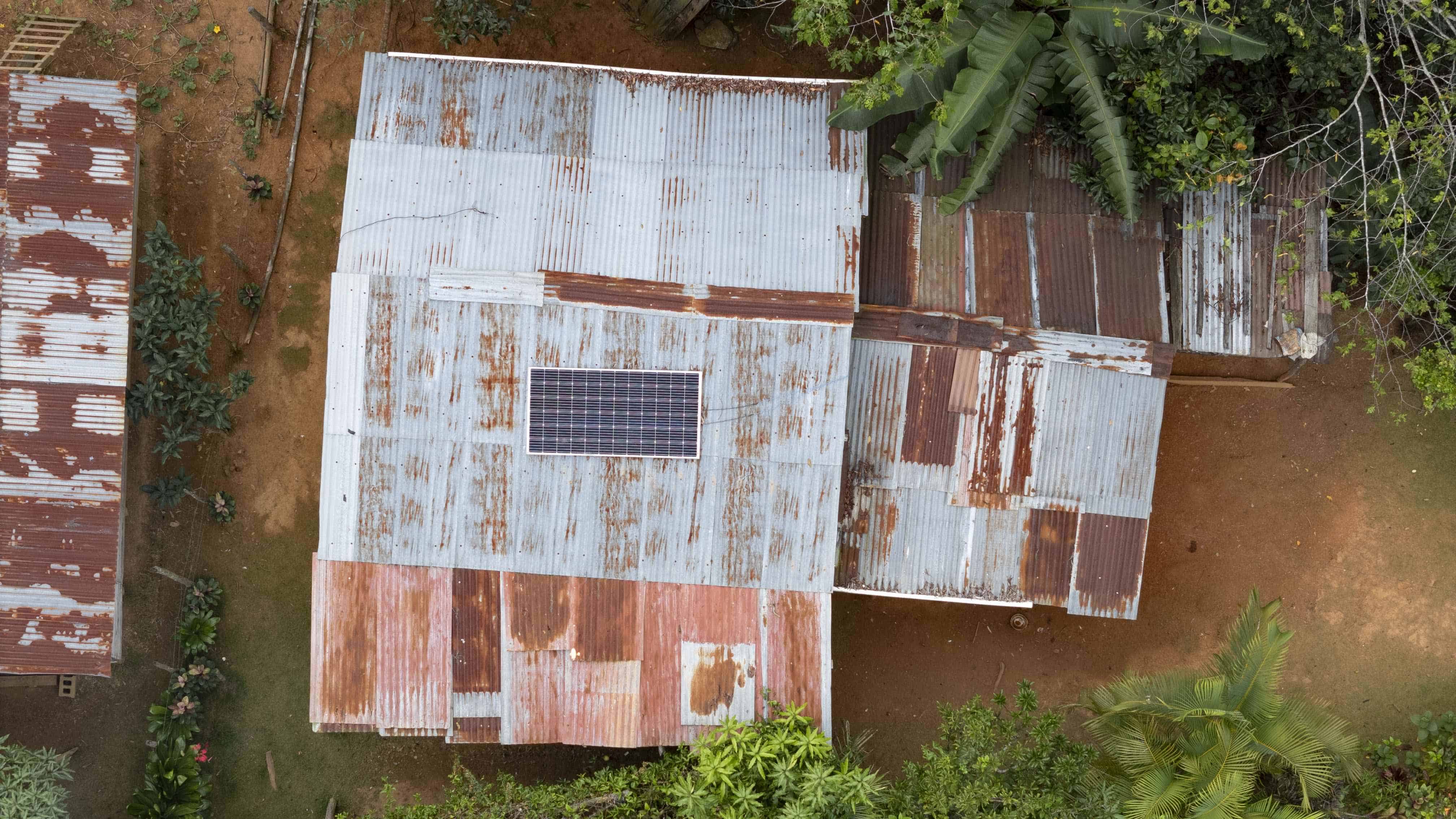 El techo de una casa de madera con paneles solares.
