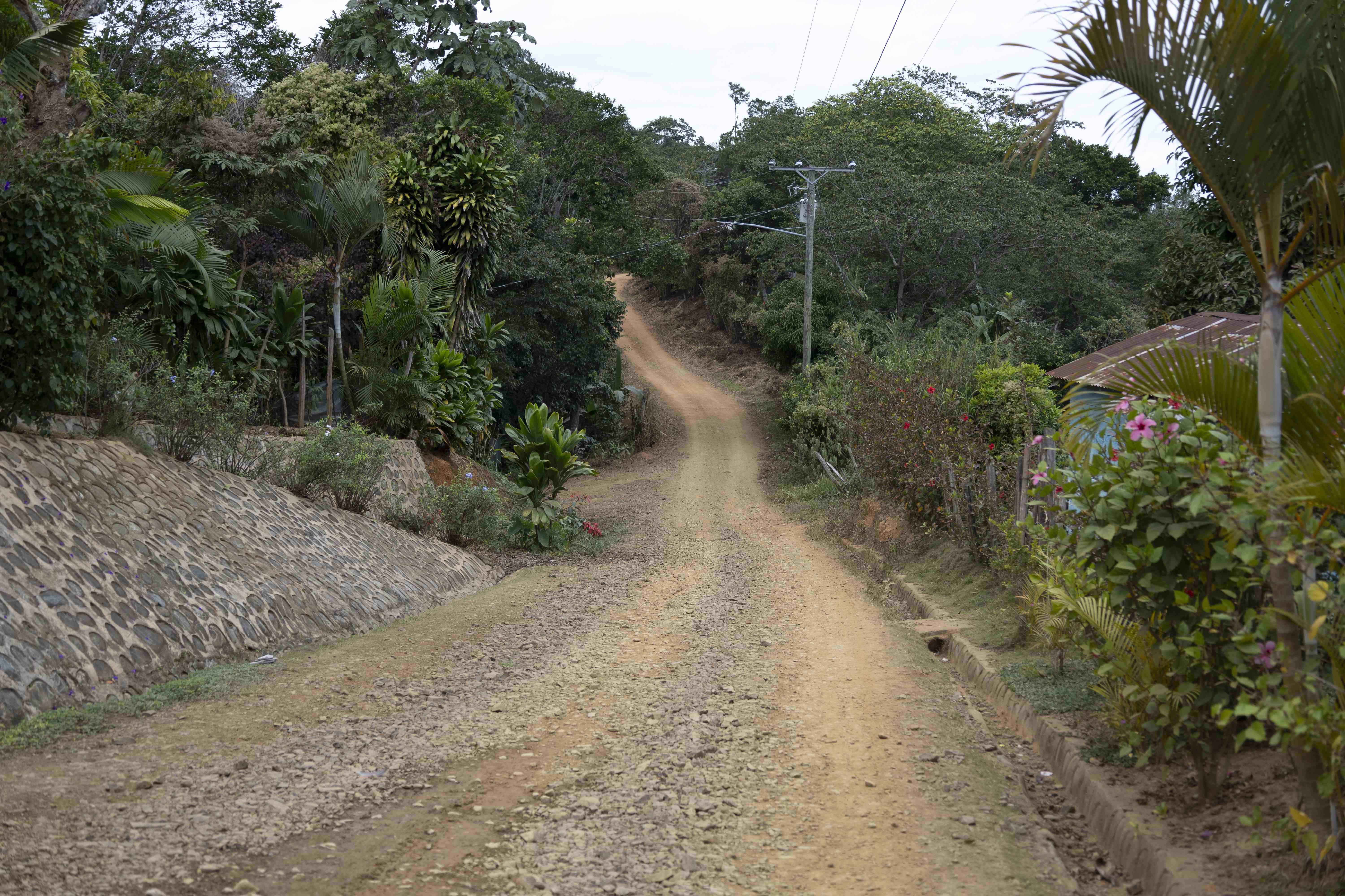 Camino de la vía de acceso hacia El Palero, donde se requieren vehículos todoterreno para llegar hasta la minihidroeléctrica.
