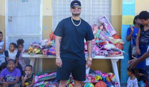 Alex Diamond entrega juguetes en el D&iacute;a de Reyes