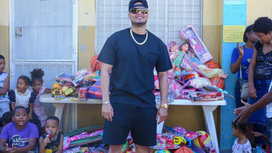 Alex Diamond entrega juguetes en el Día de Reyes