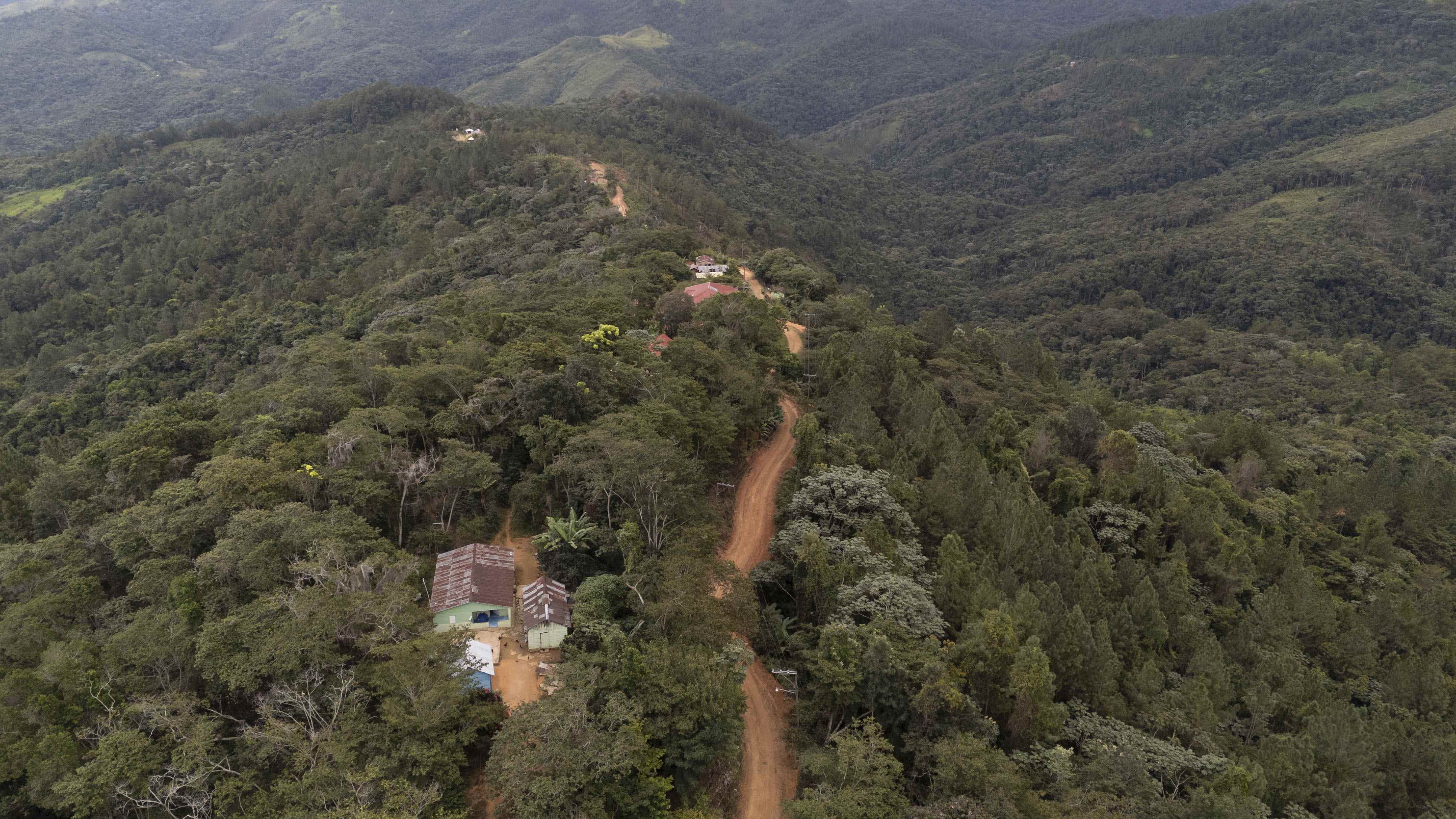 Vista aérea del camino que conduce hacia El Palero en Santiago Rodríguez. 