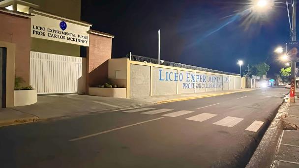 Edesur ilumina calles del nuevo liceo modelo experimental en Baní