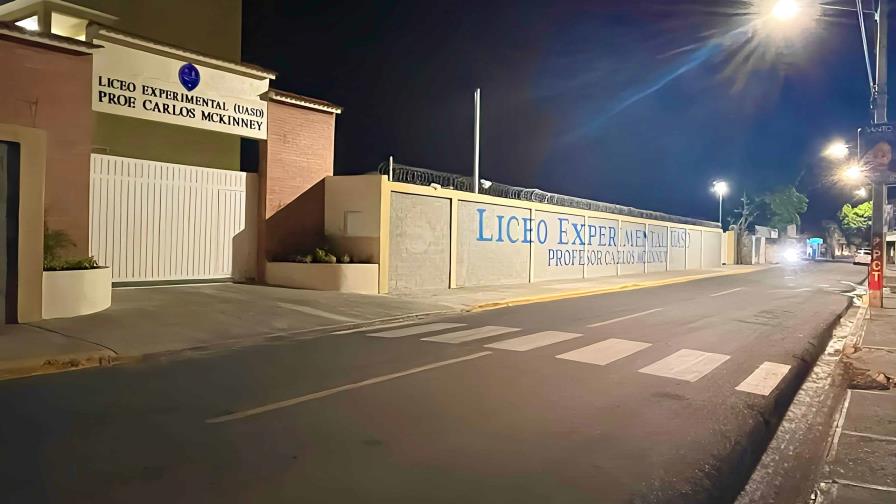 Edesur ilumina calles del nuevo liceo modelo experimental en Baní