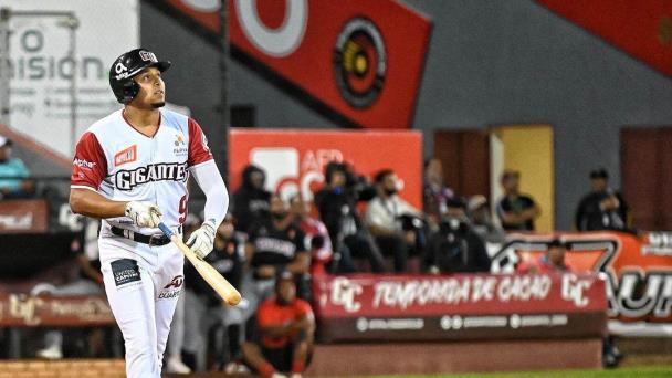 Edwin Espinal decide para unos Gigantes que respiran y alejan al Escogido