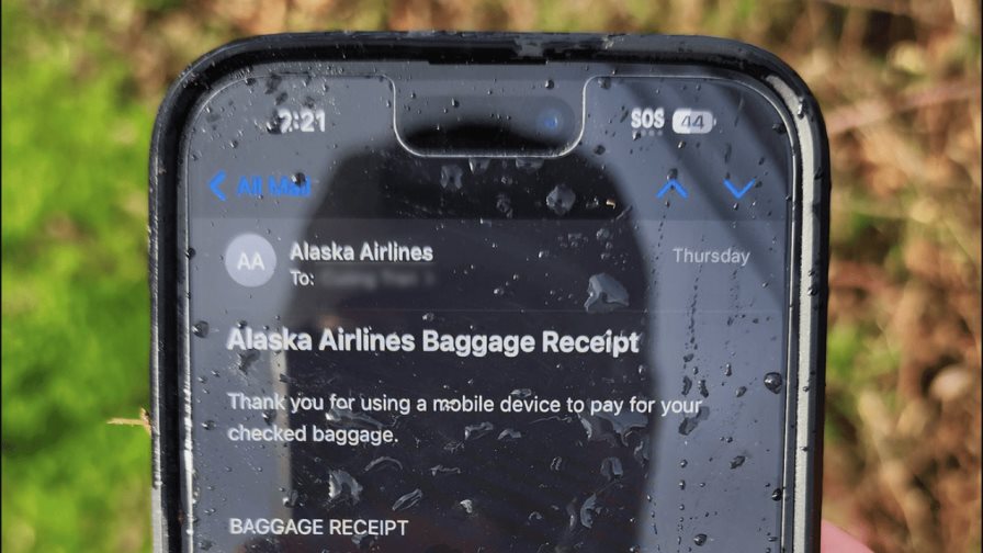 Un celular que cayó del Boeing de Alaska Airlines sobrevive a una caída de 5,000 metros