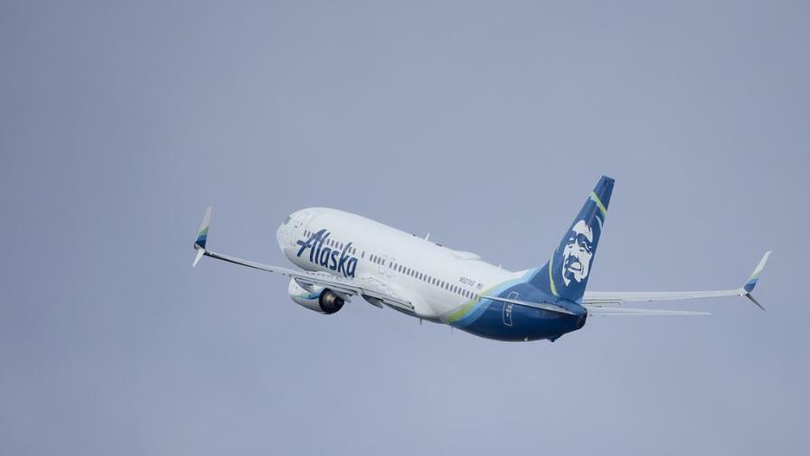 El avión de Boeing que sufrió una emergencia en vuelo estaba bajo limitaciones por una luz de aviso