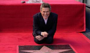 El inmenso Willem Dafoe recibe su estrella en el Paseo de la Fama de Hollywood