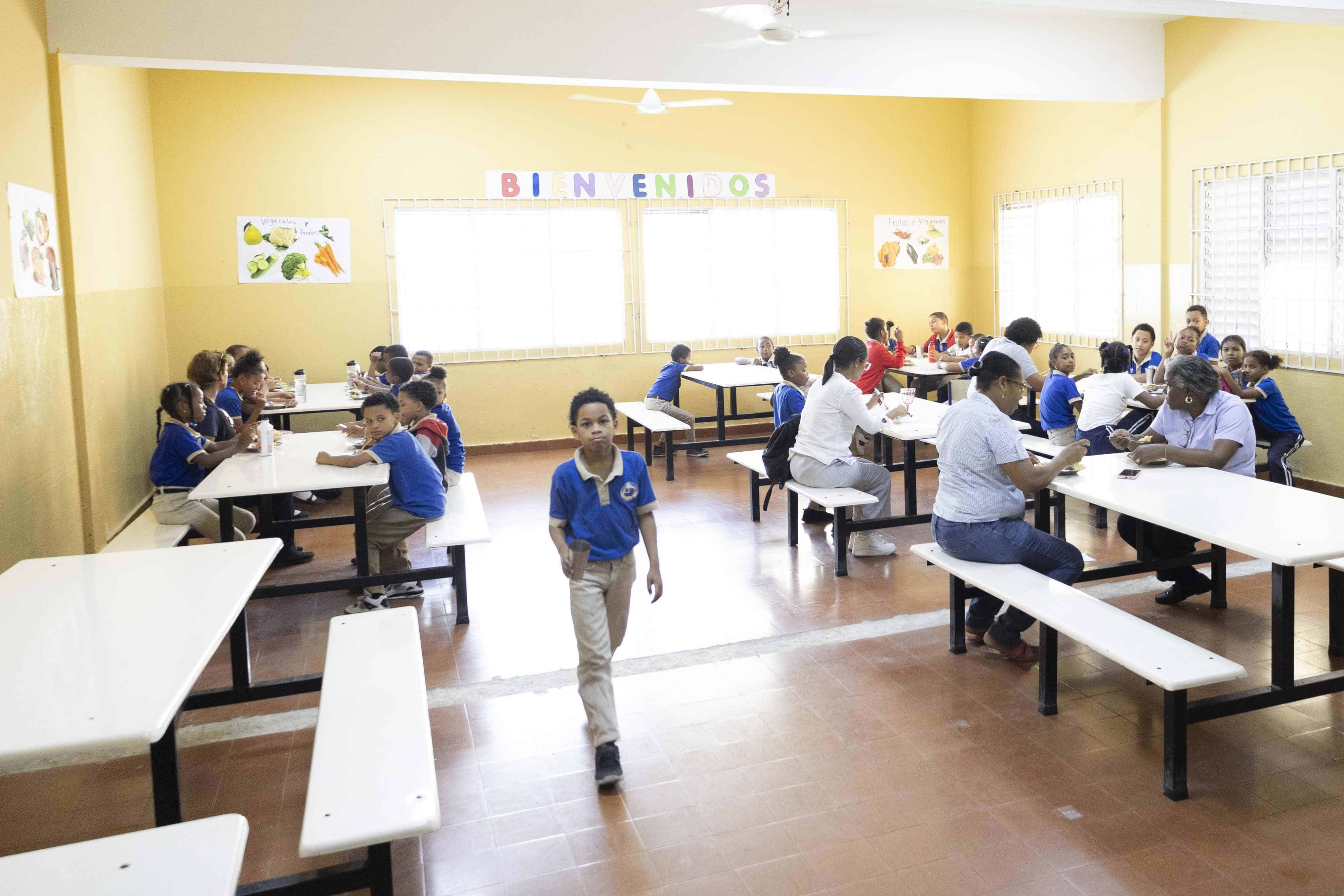 Estudiantes recibieron su acostumbrado almuerzo.