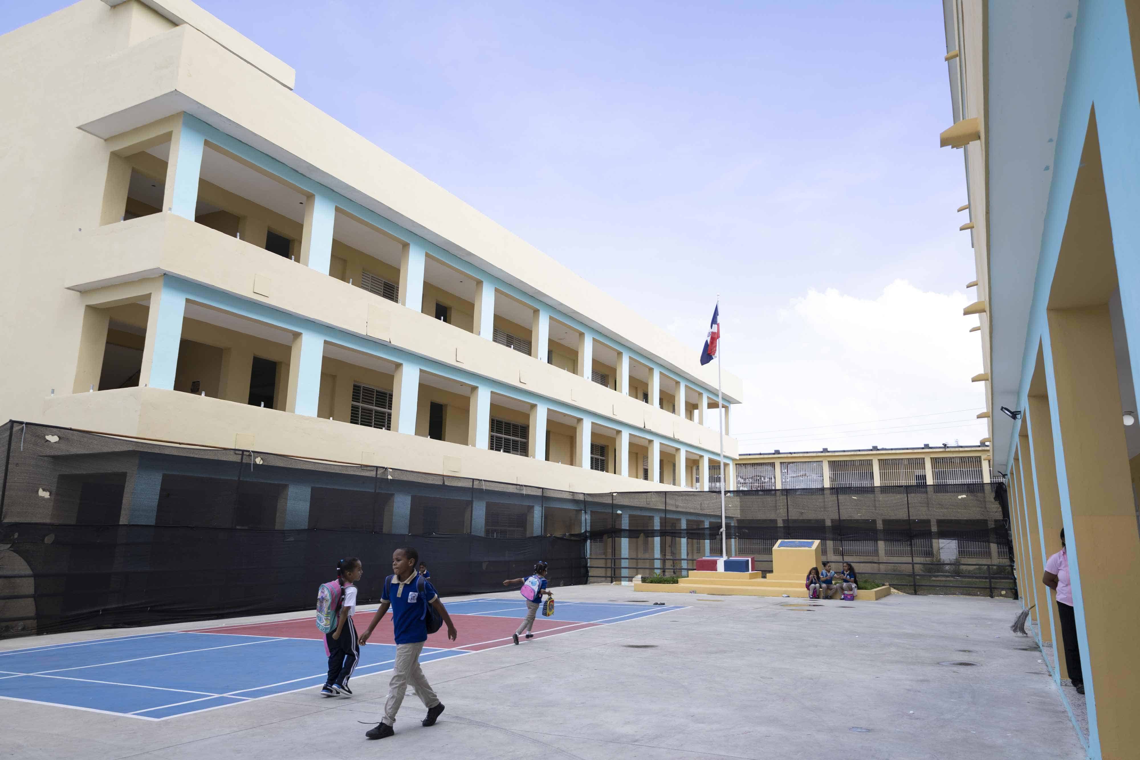 Los estudiantes acudieron temprano a las escuelas.