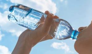El agua embotellada contiene altos niveles de pl&aacute;stico, seg&uacute;n nuevo estudio