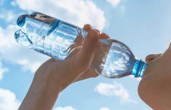 El agua embotellada contiene altos niveles de plástico, según nuevo estudio