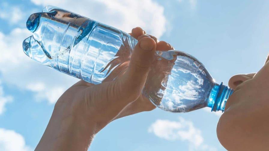 El agua embotellada contiene altos niveles de plástico, según nuevo estudio