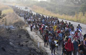 Caravana de migrantes sufre el fuerte clima del sur de México y pide corredor humanitario