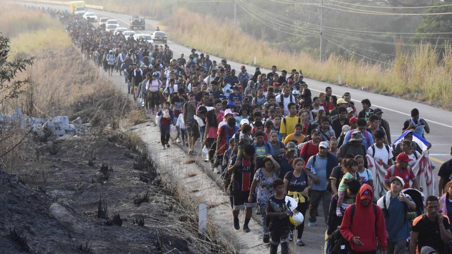 Caravana de migrantes sufre el fuerte clima del sur de México y pide corredor humanitario