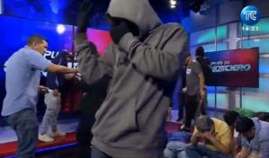 Encapuchados armados toman un canal de televisión en Ecuador durante transmisión en vivo