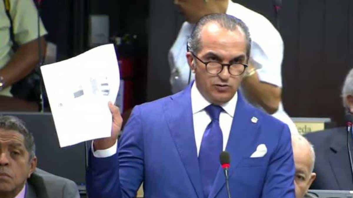 Contra el diputado del Distrito Nacional, Sergio Moya pesan las imputaciones preliminares de asociación de malhechores, soborno, estafa contra el Estado y lavado de activos. 
