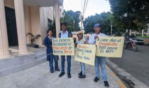 Hombre se encadena en gobernaci&oacute;n de Dajab&oacute;n: exige pago de terrenos declarados de utilidad p&uacute;blica